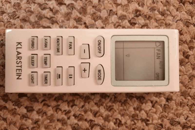 Die Fernbedienung der Klarstein New Breeze in der Nahaufnahme